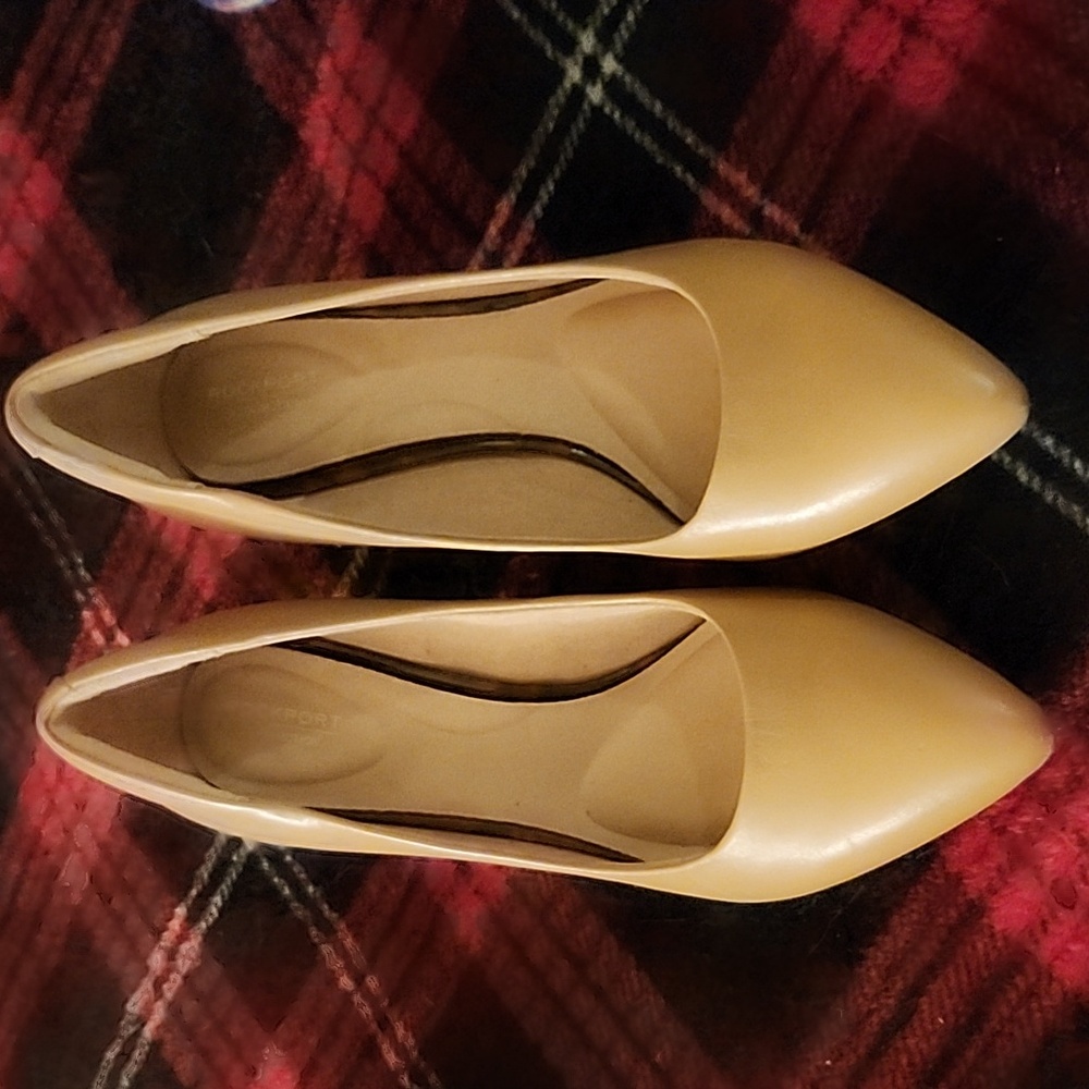 Beige Rockport heels